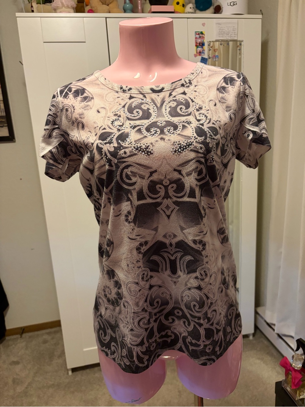 Embellished Short Sleeve Scroll-Print Tee in Silver & Black